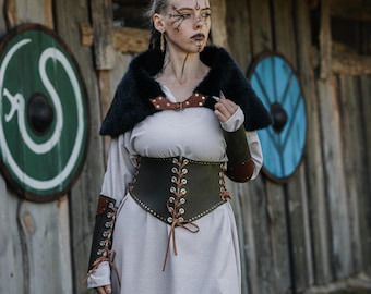 Vestido de lino con corsé de cuero opcional, brazaletes y capa de piel, vestido de bruja del bosque de hadas, atuendo de chamán para LARP.