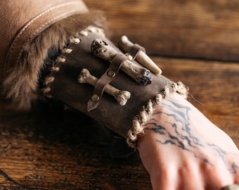Pulsera de chamán de cuero auténtico con huesos, brazalete de fantasía tribal, accesorio vikingo para LARP.