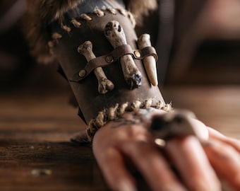 Pulsera de cuero genuino con huesos, brazalete de fantasía tribal, banda vikinga, muñequera druida, accesorio LARP, armadura de muñeca de fantasía oscura