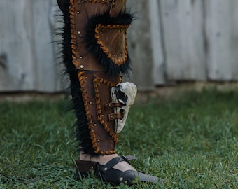 Grebas de cuero vikingas con piel y calavera, accesorio de armadura para piernas de guerrero medieval, artículos para LARP.
