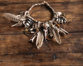 Collar tribal artesanal con plumas de calavera y elementos naturales para looks espirituales, rituales y de inspiración bohemia, talismán de hueso chamánico.