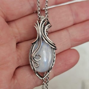 Handgefertigter Mondstein Silber Anhänger – Drahtgewickelt aus 935 Silber – Wire Wrap Unikat-inkl. Edelstahlkette
