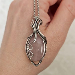 Handgefertigter Rosenquarz Anhänger aus Argentium Silber – oxidiert & poliert – Wire Wrap Schmuck-inkl. Edelstahlkette