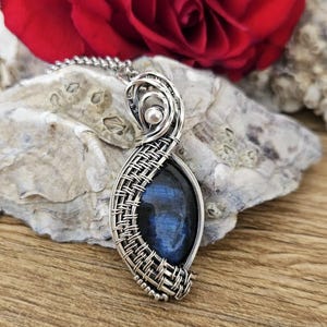 Handgefertigter Labradorit Silber Anhänger – Drahtgewickelt aus 935 Silber – Wire Wrap Unikat-inkl. Edelstahlkette