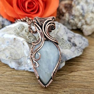 Ciondolo in pietra di luna in rame – gioiello realizzato a mano con tecnica wire wrapping – ossidato e sigillato con ProtectorClear – pezzo unico