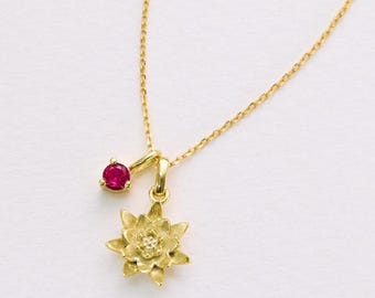 Collar con Flor de Loto • Flor del Mes de Nacimiento de Julio • Collar de Rubí • Joyería Personalizada con Flor de Nacimiento • Regalo de Cumpleaños de Julio