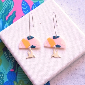 Lange Zilveren Vogel Oorbellen met Pastel Roze, Mosterd en Groene Halve Cirkels