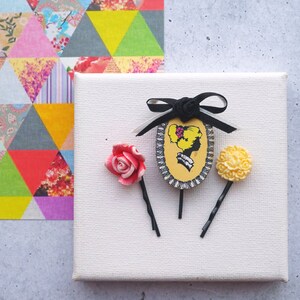 Vintage gele dame omlijst met rode en gele haarspeldset
