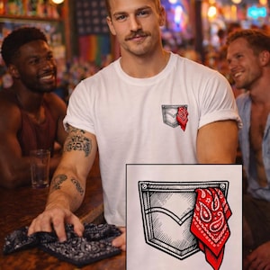 以下が含まれることがあります： 赤いバンダナが付いたポケットのデザインの白いTシャツ。ポケットのデザインは白黒のイラストです。Tシャツは腕にタトゥーのある人が着ています。