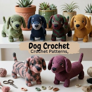 Peut inclure: Plusieurs chiens teckel crochetés de différentes couleurs, dont vert, bleu marine et jaune. L'image contient le texte "Dog Crochet Crochet Patterns,". Les chiens sont présentés sur une surface blanche avec des fournitures de bricolage.