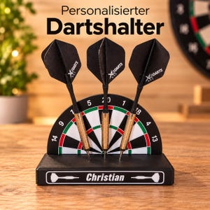 Könnte beinhalten: Ein schwarzer Darts-Halter mit einer halbkreisförmigen Dartscheiben-Grafik, Zahlen und drei schwarzen Darts mit goldfarbenen Barrels. Der Sockel zeigt den Namen Christian in weißer Schrift, flankiert von zwei weißen Dart-Symbolen.