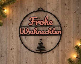 Puede incluir: Una decoración navideña circular negra con las palabras "Frohe Weihnachten" en rosa. Un árbol de Navidad estilizado está debajo del texto. La decoración cuelga de una pared de madera, con luces navideñas y vegetación en el fondo.