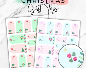 Puede incluir: Hojas de etiquetas de regalo navideñas con fondos rosa pastel, verde y azul. Cada etiqueta tiene espacio para "Para" y "De" y está decorada con árboles de Navidad y adornos. Las palabras "TRADITIONAL CHRISTMAS Gift Tags" están en la parte superior.