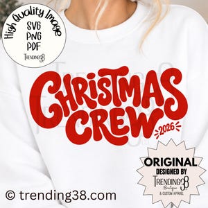 Könnte beinhalten: Ein weißes Sweatshirt mit dem roten Schriftzug "CHRISTMAS CREW 2026" in einer fetten, abgerundeten Schriftart. Das Design enthält ein kreisförmiges Abzeichen in der oberen linken Ecke mit dem Text "High Quality Image SVG PNG PDF TRENDING38" und ein sternförmiges Abzeichen.