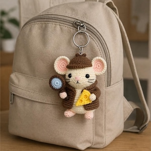 Llavero de ratón detective, investigador amigurumi de ganchillo, dije de bolsa misteriosa kawaii, regalo de peluche de animal lindo, dije de queso, juguete hecho a mano