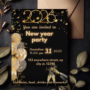 Puede incluir: Invitación a una fiesta de Año Nuevo negra con detalles dorados. La invitación incluye el texto "2026", "You are invited to New year party", fecha, hora, dirección y "Live music, food, drinks and fireworks". También se muestran globos y copas de champán.