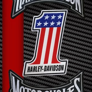 Puede incluir: Parches bordados de Harley-Davidson. Los parches presentan el logotipo de Harley-Davidson, el número 1 con un diseño de rayas rojas y blancas y un campo azul con estrellas blancas, y la palabra "Motorcycles". El fondo es un patrón de fibra de carbono negro y gris.