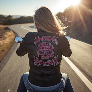 Puede incluir: Una chaqueta de cuero negra con un gran parche bordado en la espalda con letras rosas que dicen Harley-Davidson Motorcycles y un gráfico de calavera compuesto por las palabras Harley-Davidson Motorcycles Est 1903 Genuine.