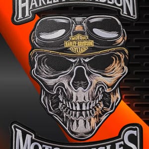 Può includere: Un set di tre toppe ricamate con un teschio centrale che indossa occhiali neri con il logo Harley-Davidson sulla fronte. La toppa superiore riporta la scritta Harley-Davidson in bianco e quella inferiore la parola Motorcycles in bianco.