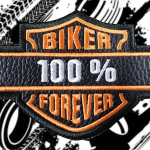 Pode incluir: Patch de motociclista preto e laranja com as palavras "BIKER 100% FOREVER" bordadas em laranja e branco. O patch tem formato de escudo com aparência de couro texturizado e borda preta.