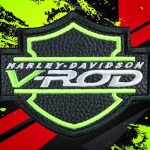 Op de afbeelding: Een zwarte, schildvormige geborduurde patch met een textuur. Het bevat de tekst HARLEY-DAVIDSON in het wit en V-ROD in grote witte letters met een limoengroene omlijning. Het ontwerp is afgewerkt met een fel limoengroene gestikte rand.