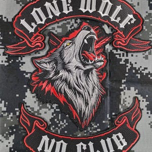 Può includere: Una toppa ricamata nera e rossa con le scritte "LONE WOLF" e "NO CLUB". Presenta un'illustrazione dettagliata di un lupo che ulula su uno sfondo mimetico grigio e nero.