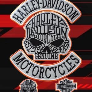 Puede incluir: Un gran conjunto de tres parches bordados con forma de calavera formada por el texto Harley-Davidson Motorcycle Co Est 1903 Live Fast Genuine. El set incluye un parche superior, uno inferior con Motorcycles y dos parches más pequeños.