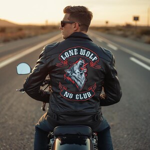 Może przedstawiać: Czarna skórzana kurtka z naszywką "Lone Wolf No Club" z grafiką wyjącego wilka. Kurtka ma klasyczny styl motocyklowy z zapięciem na zamek i dopasowanym krojem. Zdjęcie przedstawia kurtkę od tyłu.