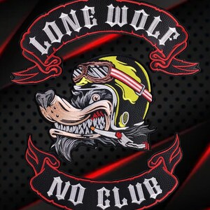 Puede incluir: Parche bordado con un lobo gruñendo con casco y gafas de moto, con un cigarrillo. El parche tiene las palabras "LONE WOLF" y "NO CLUB" en letras blancas sobre pancartas negras con detalles rojos.