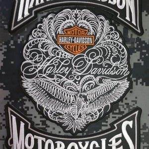Könnte beinhalten: Ein dreiteiliges besticktes Aufnäher-Set mit einem schwarz-weißen Harley-Davidson-Logo, einer Adlergrafik und komplizierten Schnörkeln. Der obere Schriftzug lautet Harley-Davidson und der untere Schriftzug Motorcycles in weißer Schrift.
