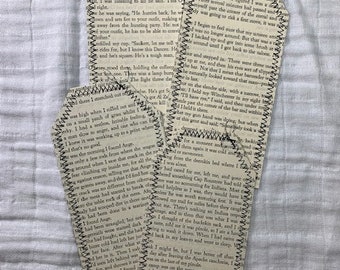 étiquettes de page de livre vintage avec bords cousus en zigzag pour les revues de rebut. Décoration DIY. Étiquettes vierges. Vous décorez. Lot de 4