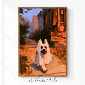 Könnte beinhalten: Ein Ölgemälde-Druck, der einen Hund in einem weißen Geisterkostüm zeigt, der auf einem mit Herbstlaub bedeckten Gehweg läuft. Im Hintergrund ist eine Veranda mit drei leuchtenden orangefarbenen Kürbissen in der Dämmerung geschmückt.