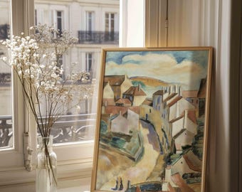 Peut inclure: Peinture encadrée d'un paysage de village avec des bâtiments blancs, des toits bruns et une route sinueuse. L'œuvre est dans un cadre doré et est exposée sur un rebord de fenêtre à côté d'un vase de fleurs blanches séchées. L'arrière-plan montre un immeuble.
