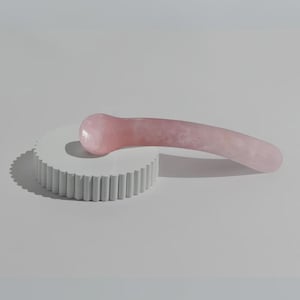 Varita de cristal de cuarzo rosa - Amor propio y energía femenina - Cuarzo rosa - Varita curativa - Varita de masaje de cristal - Cristal curativo - Regalo para ella imagen 4