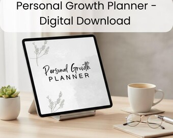 Peut inclure: Une tablette numérique affichant un "Personal Growth Planner" avec des motifs floraux. La tablette est posée sur un support sur un bureau en bois, avec une tasse de café, une plante succulente et des lunettes.