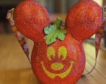 Balde de pipoca em formato de abóbora do Mickey Mouse dos parques da Disney. Decorado à mão com strass!