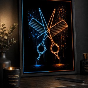 Pode incluir: Uma impressão de arte de parede emoldurada com um gráfico estilo néon de tesouras de cabeleireiro e um pente cruzados. O lado esquerdo é iluminado em azul, enquanto o lado direito brilha em laranja, sobre um fundo preto com salpicos de tinta.