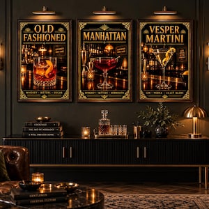 K&ouml;nnte beinhalten: Drei gerahmte Wandbilder mit Cocktail-Illustrationen, beschriftet als Old Fashioned, Manhattan und Vesper Martini. Jeder Druck zeigt ein Glas des jeweiligen Getr&auml;nks mit den darunter aufgef&uuml;hrten Zutaten vor einem dunklen Bar-Hintergrund.