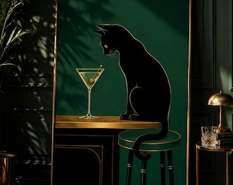 Könnte beinhalten: Ein gerahmter Kunstdruck, der eine schwarze Katze auf einem blaugrünen Hocker an einem Bartisch mit goldener Platte zeigt. Die Katze blickt auf ein Martiniglas mit Olive. Der Hintergrund ist dunkelwaldgrün und der Rahmen ist aus dünnem Goldmetall.