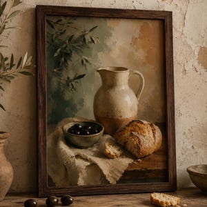 Peut inclure: Une impression d'art encadrée représentant une nature morte avec un pichet en céramique, un petit bol rempli d'olives noires et une miche de pain croustillant posée sur un tissu texturé. La peinture présente des tons terreux et doux.