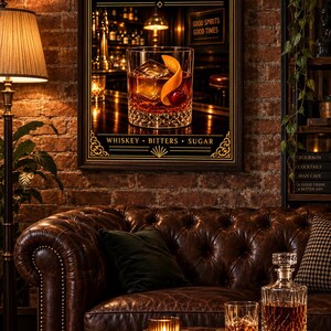 K&ouml;nnte beinhalten: Ein rechteckiger Wandkunstdruck mit einem Old Fashioned Cocktailglas, garniert mit Orangenschale und Kirsche. Der Text lautet OLD FASHIONED sowie WHISKEY BITTERS SUGAR. Im Hintergrund ist eine Bar mit dem Text GOOD SPIRITS GOOD TIMES zu sehen.