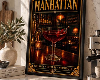 Könnte beinhalten: Ein gerahmter rechteckiger Wandkunstdruck, der einen Manhattan-Cocktail in einer Coupette mit Kirschen zeigt. Das schwarz-goldene Design enthält den Text MANHATTAN, GOOD SPIRITS GOOD TIMES und WHISKEY BITTERS VERMOUTH mit verzierten Ecken.
