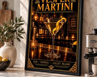 Könnte beinhalten: Ein gerahmtes, rechteckiges Wandbild mit einem Vesper Martini Cocktail in einem Glas mit Zitronenspirale. Der Text lautet VESPER MARTINI, GIN VODKA LILLET BLANC und GOOD DRINKS, BETTER COMPANY. Das Design zeigt goldene Schrift auf schwarzem Hintergrund.