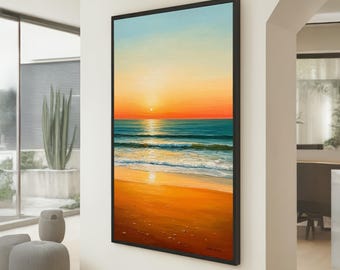 Könnte beinhalten: Gerahmtes Gemälde einer Strandszene bei Sonnenuntergang. Der Himmel wechselt von hellblau zu orange, wobei sich die Sonne im Meer spiegelt. Der Strand ist golden und die Wellen sind sichtbar.