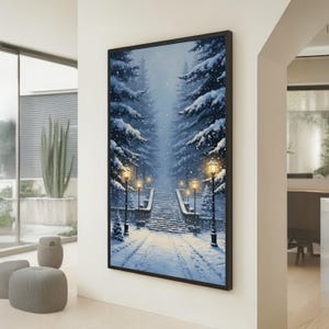 Peut inclure: Peinture encadrée d'un paysage hivernal. L'œuvre représente un chemin enneigé menant à un escalier, bordé de pins enneigés. Des lampadaires éclairés illuminent la scène, avec une palette de couleurs douces, bleues et blanches.