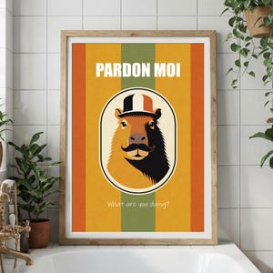 Puede incluir: Una impresión artística enmarcada con una ilustración de carpincho con sombrero y bigote, sobre un fondo a rayas naranja, amarillo y verde. El texto "PARDON MOI" está en la parte superior, con "What are you doing?" en la parte inferior.