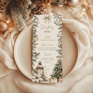 Puede incluir: Una tarjeta de menú navideña con fondo beige, adornada con ramas de pino, adornos y un lazo. El menú incluye opciones de entrantes, plato principal y postre para una comida festiva.