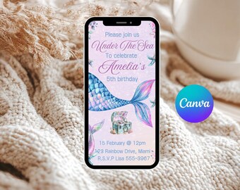 Puede incluir: Un teléfono inteligente muestra una invitación de cumpleaños con temática de sirenas. La invitación presenta una cola de sirena, un cofre del tesoro y el texto "Under The Sea" y "Amelia's 5th birthday." El logotipo de Canva es visible.