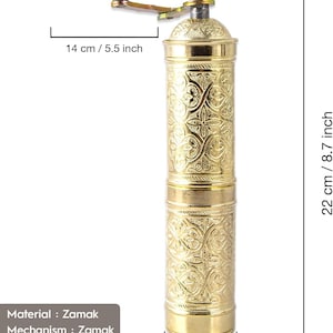 Pode incluir: Um moedor de pimenta Zamak dourado com um design floral ornamentado. O moedor tem 22 cm de altura e 4,5 cm de largura. Possui uma manivela e &eacute; feito de Zamak. O texto na imagem diz "Material: Zamak" e "Mechanism: Zamak."