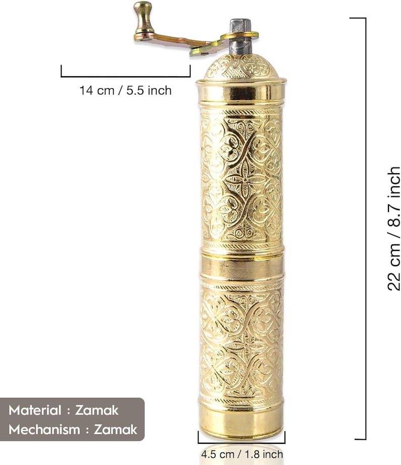 Pode incluir: Um moedor de pimenta Zamak dourado com um design floral ornamentado. O moedor tem 22 cm de altura e 4,5 cm de largura. Possui uma manivela e &eacute; feito de Zamak. O texto na imagem diz "Material: Zamak" e "Mechanism: Zamak."